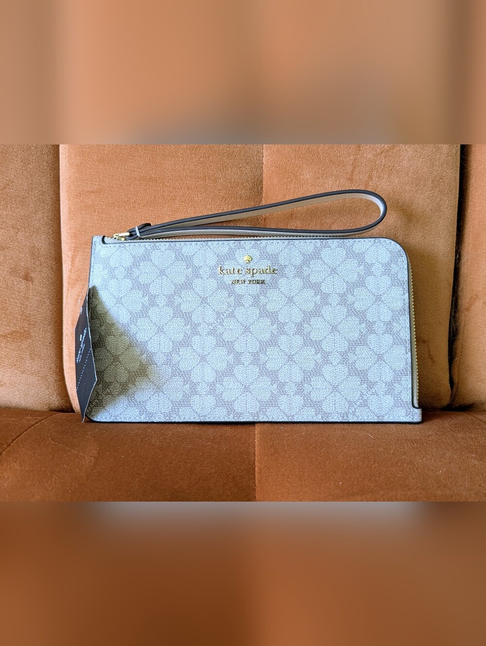 Kate Spade New York Lucy wristlet , NWT